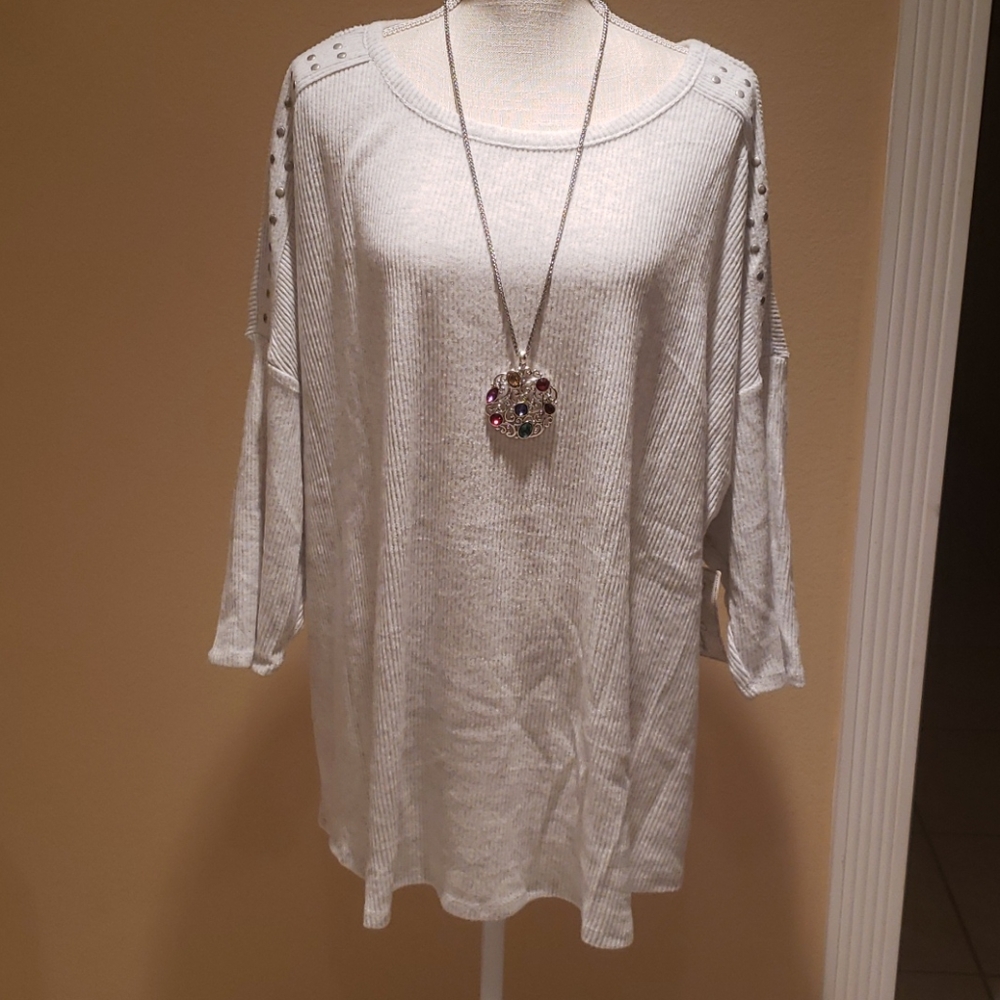 🆕️ French Laundry sweater with studs down shoulder sleeves, super soft. 3X